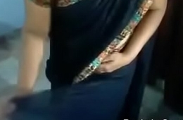 Indian aunty showing how to amass first of all a saree( Desivdo.com )