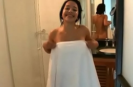 Mi novia se quita la toalla frente ami y la grab&oacute_ desnuda